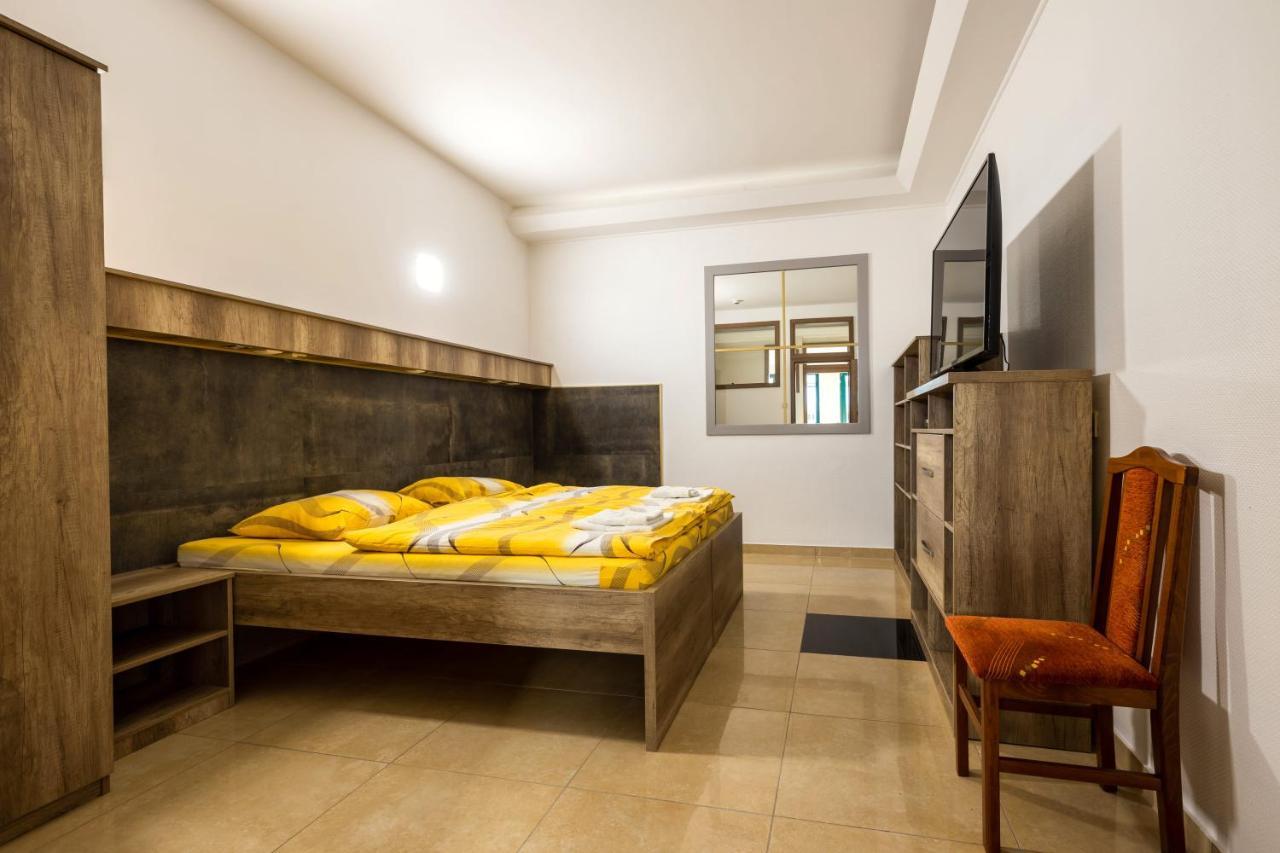 Napfeny Panzio Es Rendezvenyhaz Hotel Kecskemet Ngoại thất bức ảnh