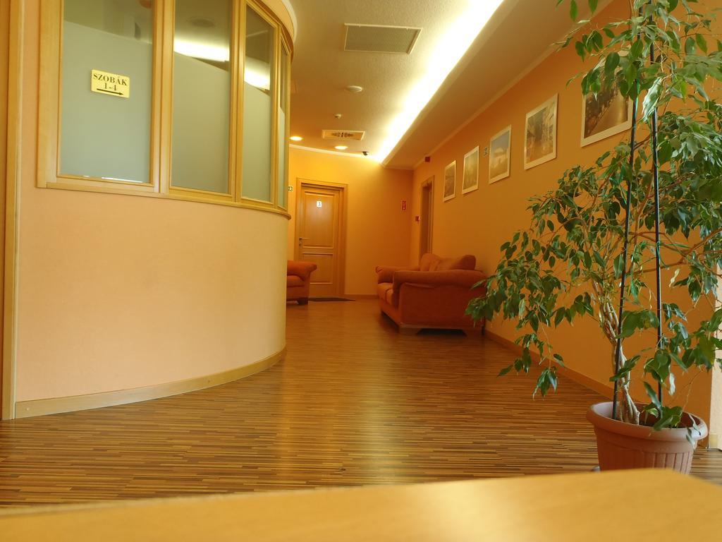 Napfeny Panzio Es Rendezvenyhaz Hotel Kecskemet Ngoại thất bức ảnh