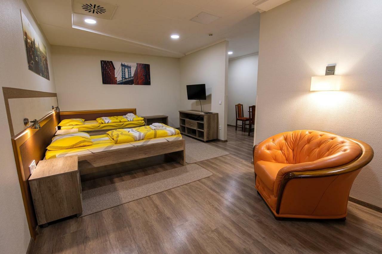 Napfeny Panzio Es Rendezvenyhaz Hotel Kecskemet Ngoại thất bức ảnh