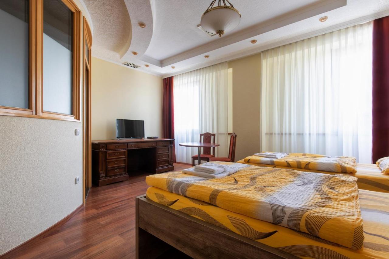 Napfeny Panzio Es Rendezvenyhaz Hotel Kecskemet Ngoại thất bức ảnh