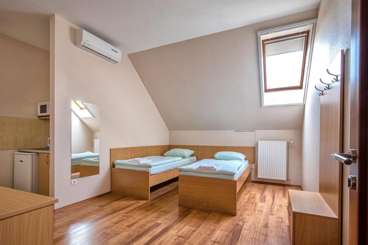 Napfeny Panzio Es Rendezvenyhaz Hotel Kecskemet Ngoại thất bức ảnh
