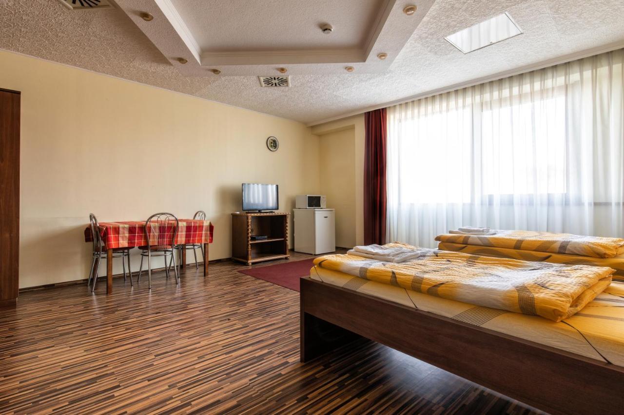 Napfeny Panzio Es Rendezvenyhaz Hotel Kecskemet Ngoại thất bức ảnh