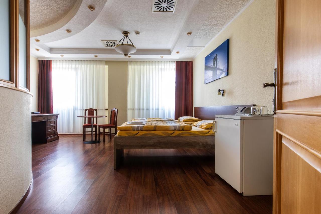 Napfeny Panzio Es Rendezvenyhaz Hotel Kecskemet Ngoại thất bức ảnh