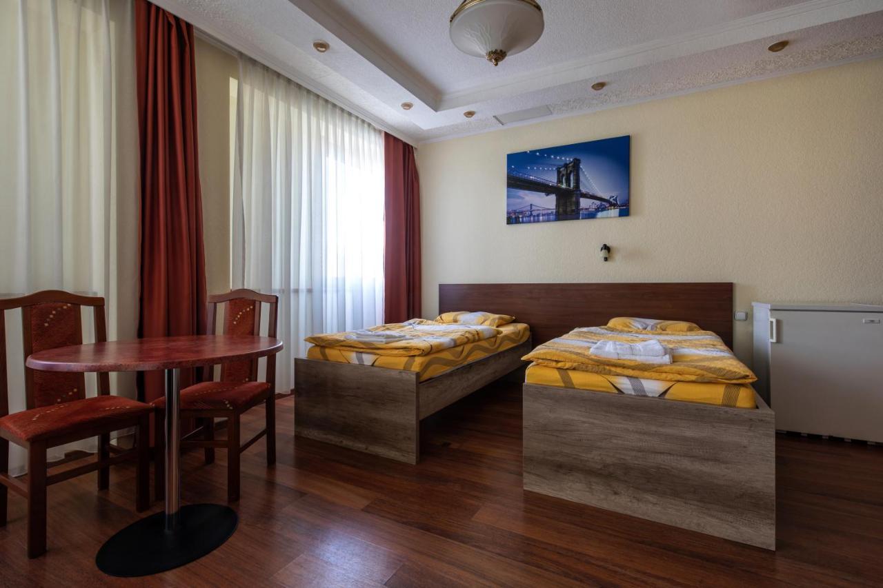 Napfeny Panzio Es Rendezvenyhaz Hotel Kecskemet Ngoại thất bức ảnh