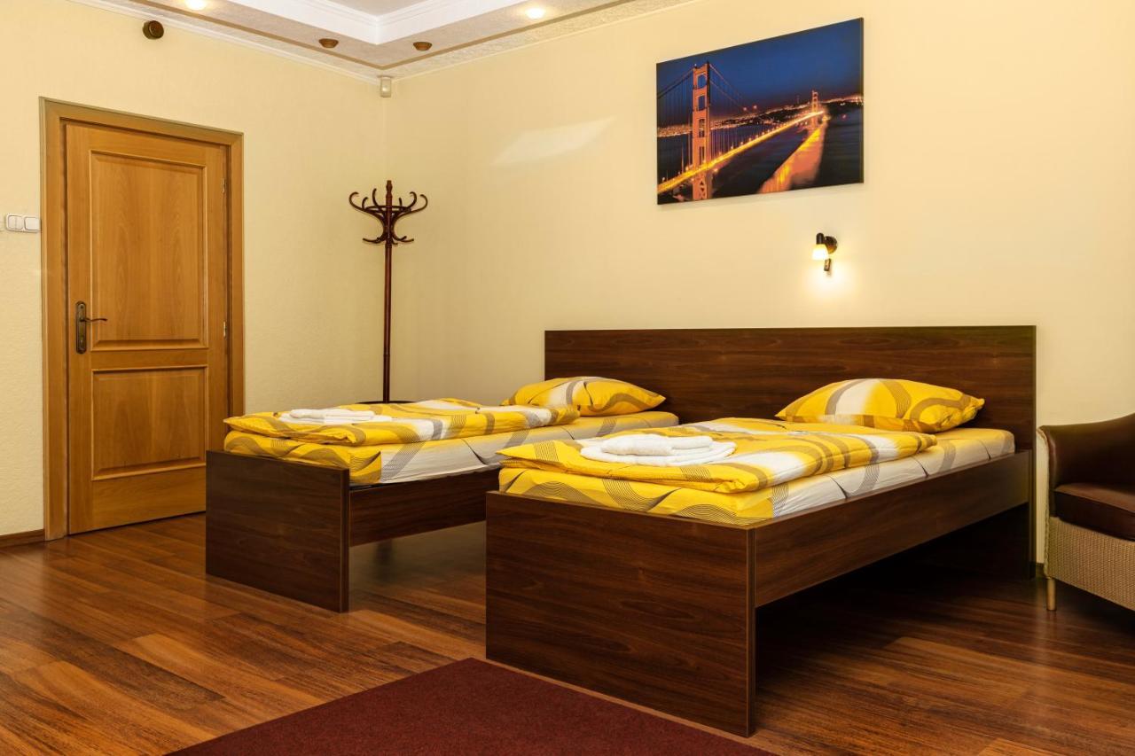 Napfeny Panzio Es Rendezvenyhaz Hotel Kecskemet Ngoại thất bức ảnh